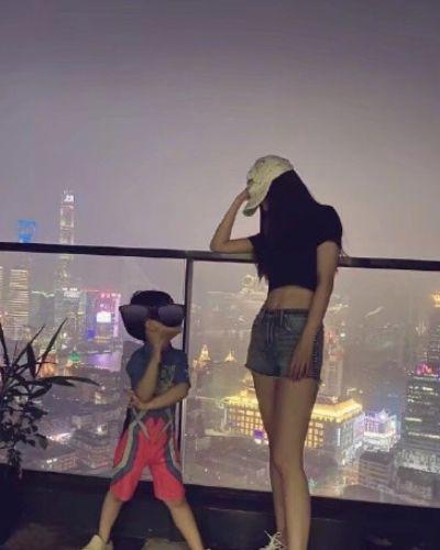 明星给孩子压腿视频,压腿视频曝光，育儿技巧引关注